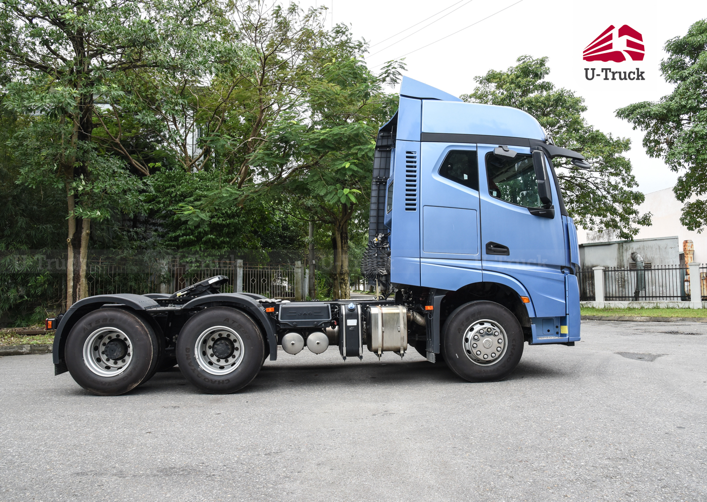 Xe đầu kéo JAC Q7 480 cầu láp số tự động