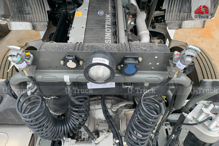 Xe đầu kéo HOWO G7 440 cầu láp