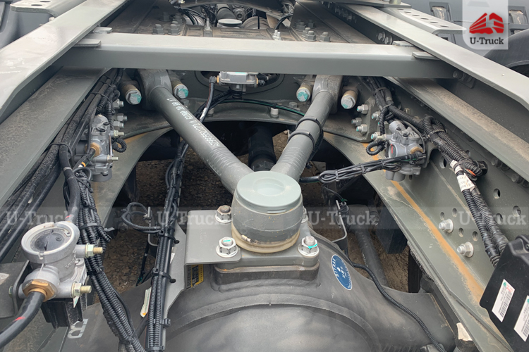 Xe đầu kéo HOWO G7 440 cầu láp