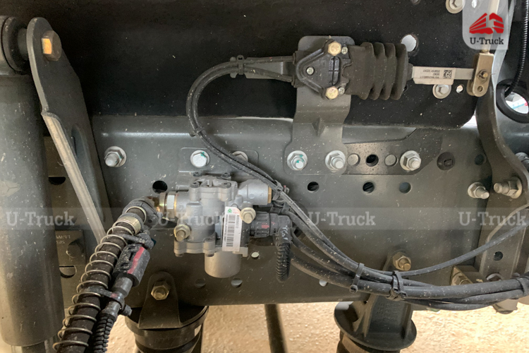 Xe đầu kéo HOWO G7 440 cầu láp