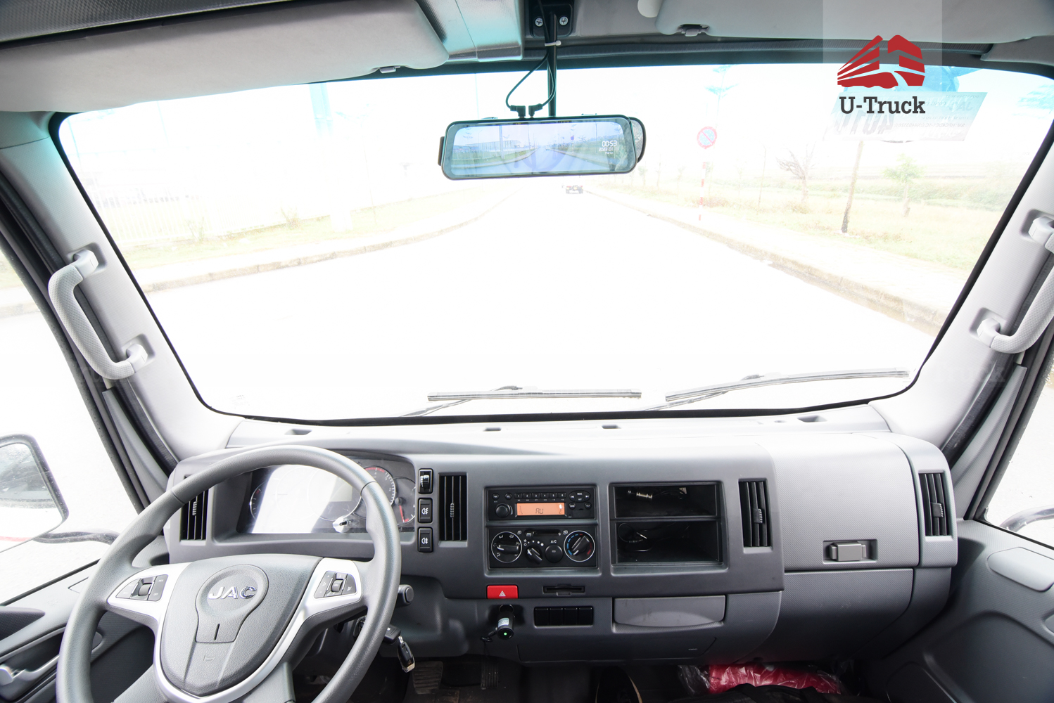 Xe tải JAC N350S 4×2 thùng kín bửng nâng