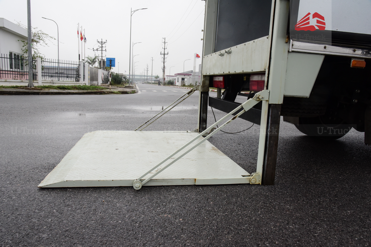 Xe tải JAC N350S 4×2 thùng kín bửng nâng