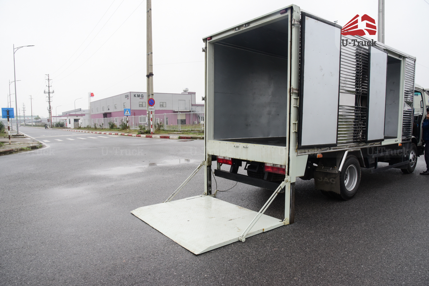 Xe tải JAC N350S 4×2 thùng kín bửng nâng