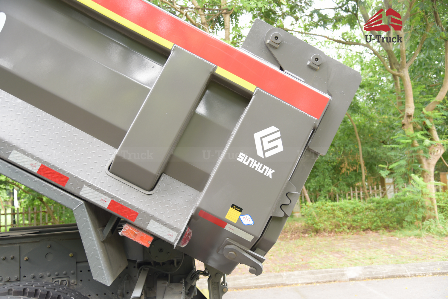 Xe ben HOWO MAN VX350 8×4 thùng đúc