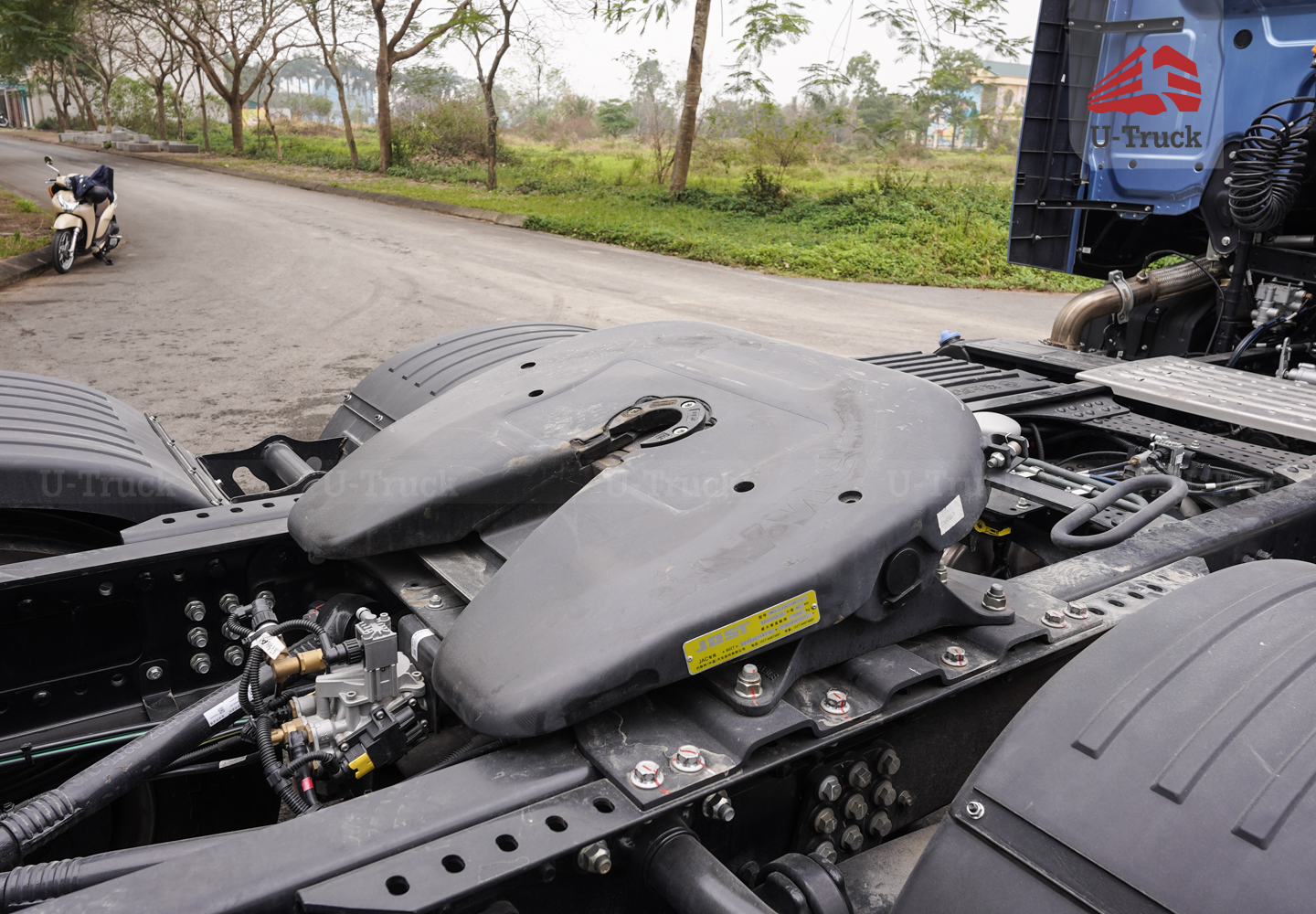 Xe đầu kéo JAC Q7 385 cầu láp