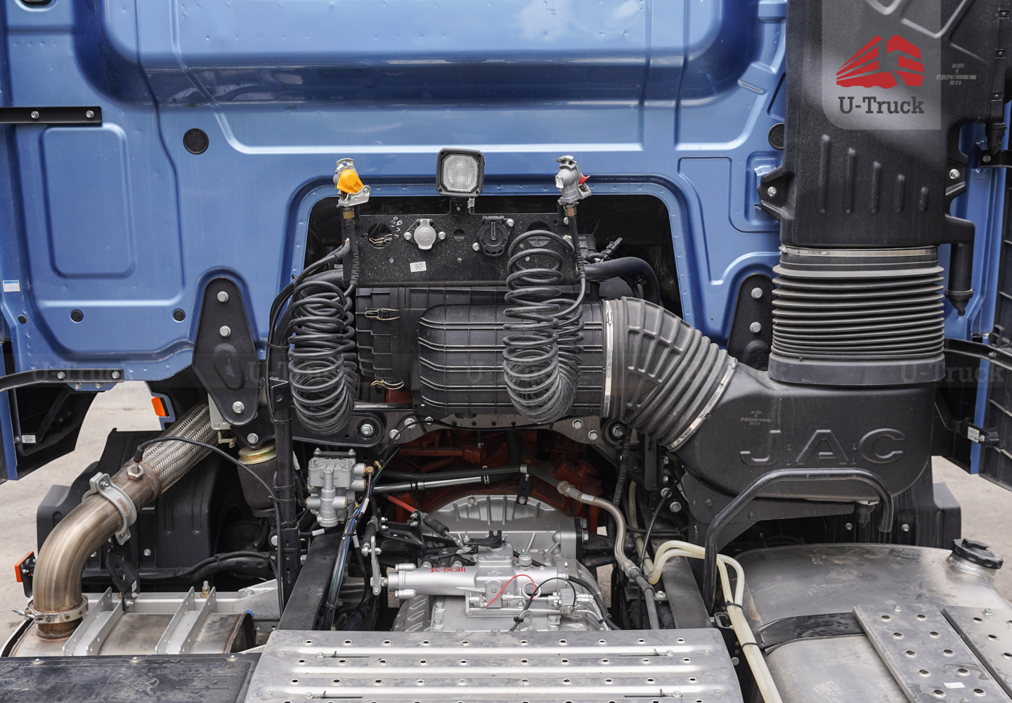 Xe đầu kéo JAC Q7 385 cầu láp