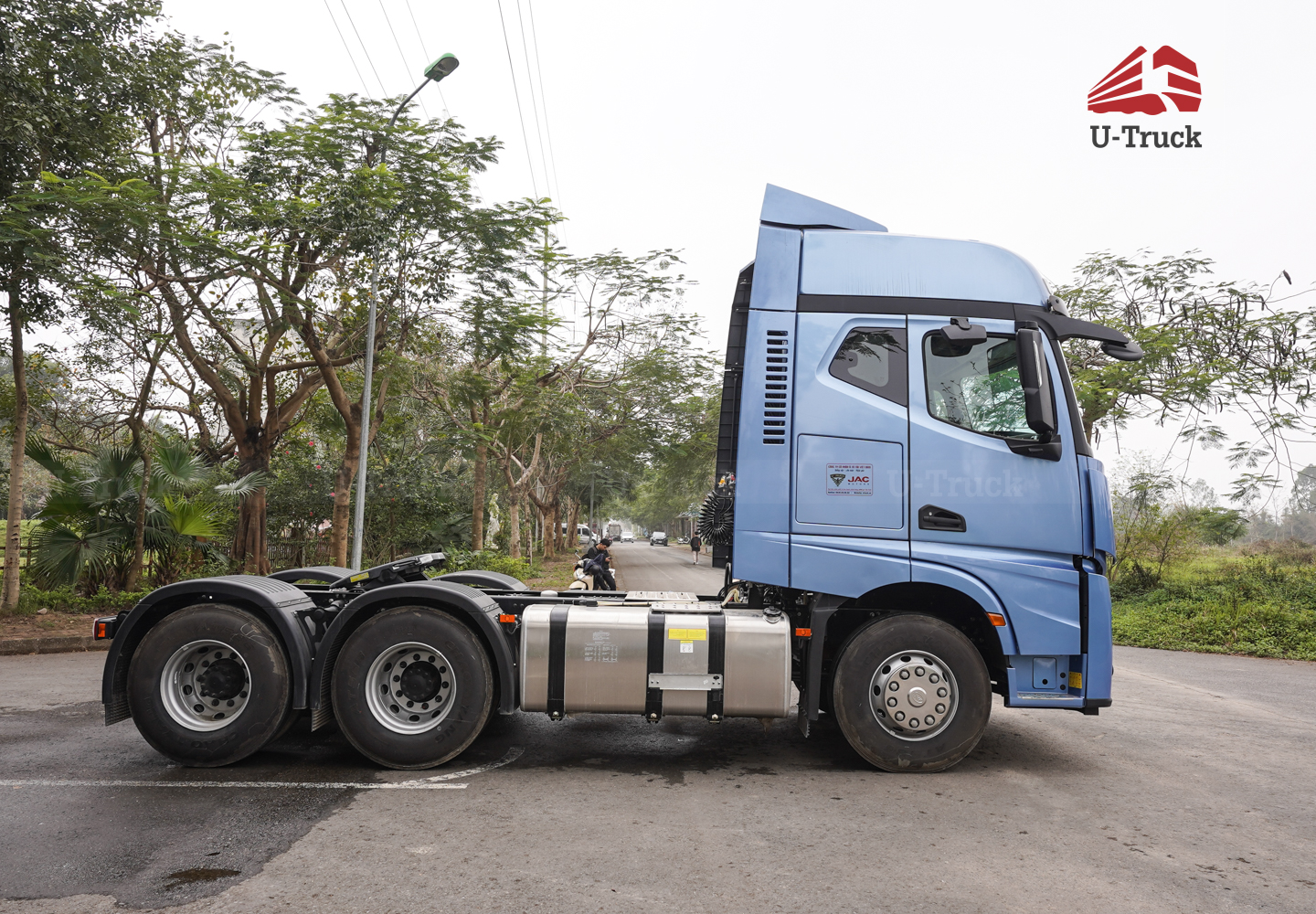 Xe đầu kéo JAC Q7 385 cầu láp