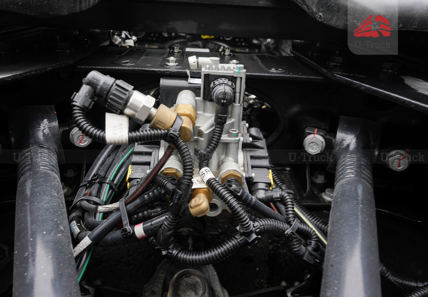 Xe đầu kéo JAC Q7 420 cầu láp