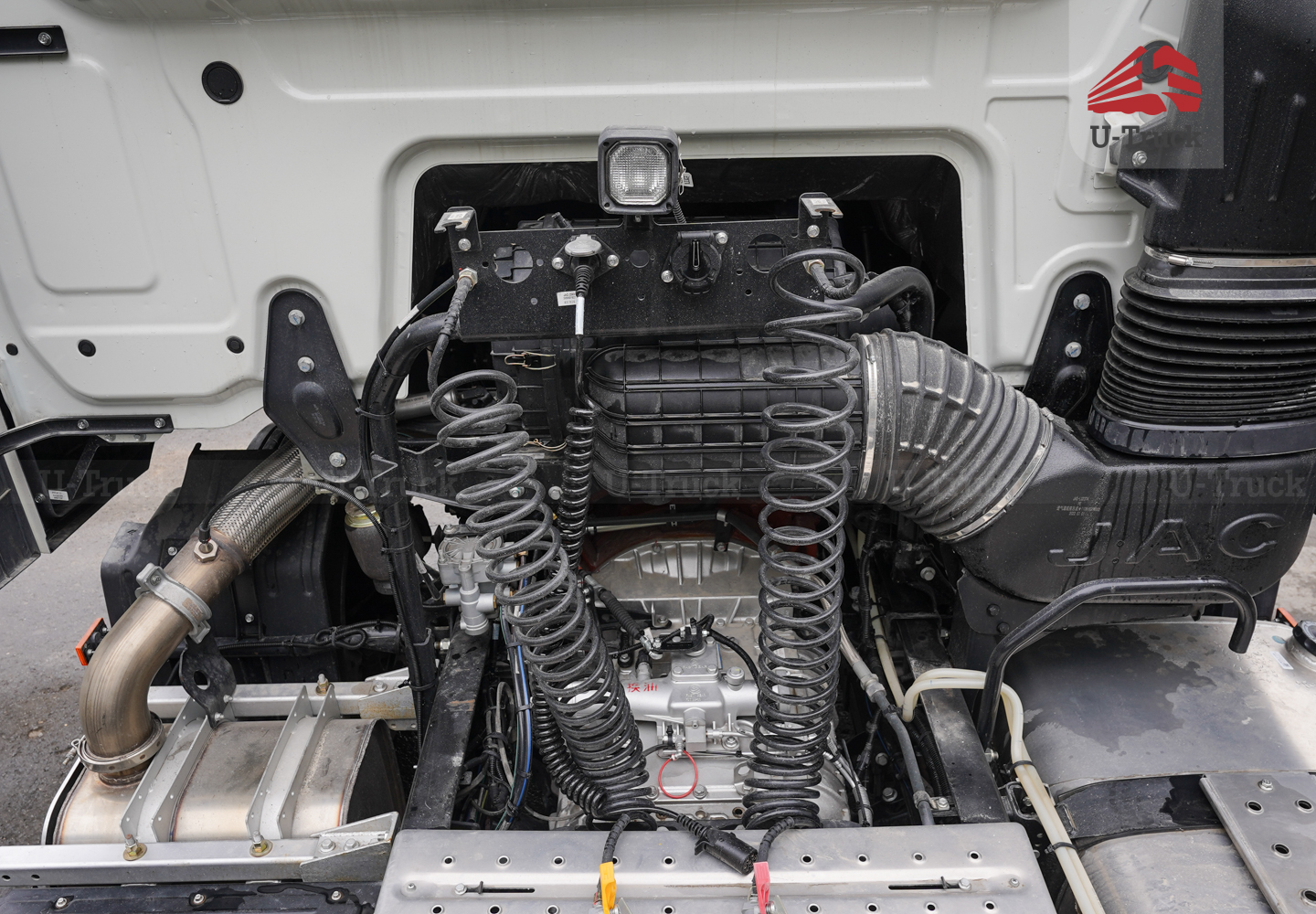 Xe đầu kéo JAC Q7 420 cầu láp