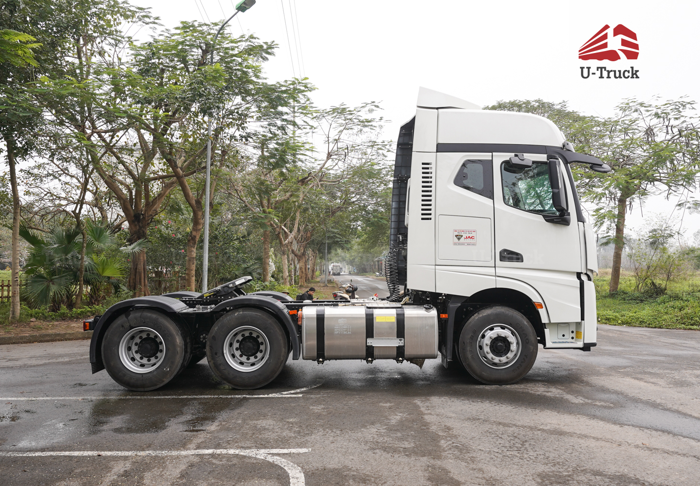 Xe đầu kéo JAC Q7 420 cầu láp