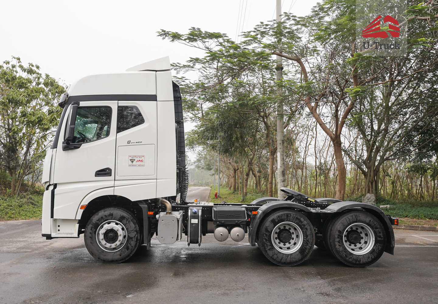 Xe đầu kéo JAC Q7 420 cầu láp