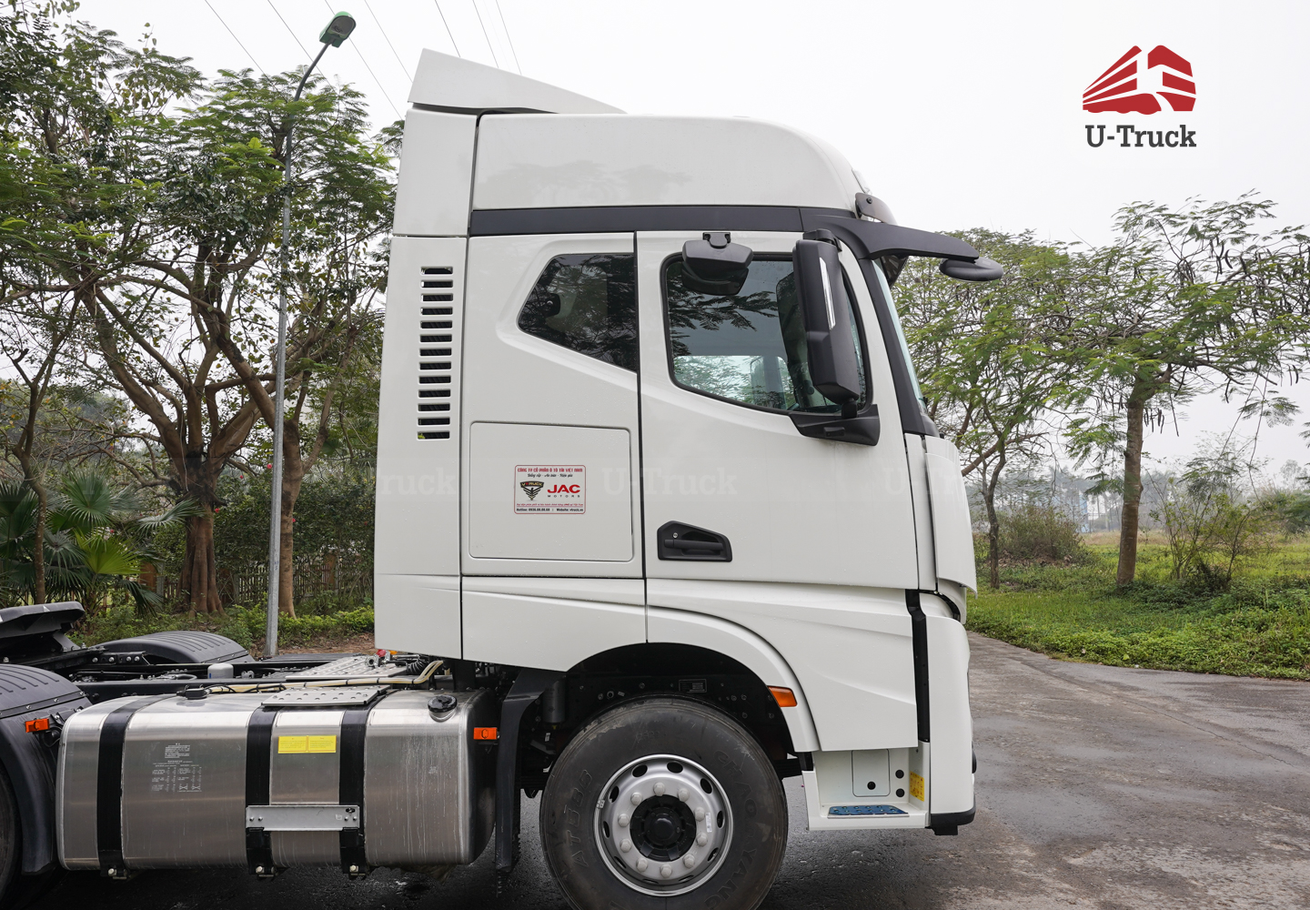 Xe đầu kéo JAC Q7 420 cầu láp