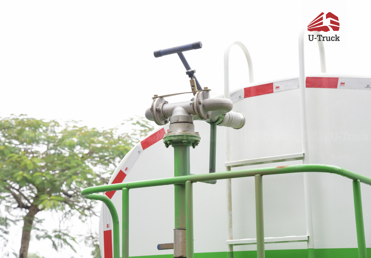 Xe phun nước HOWO NX 6X4 13M3