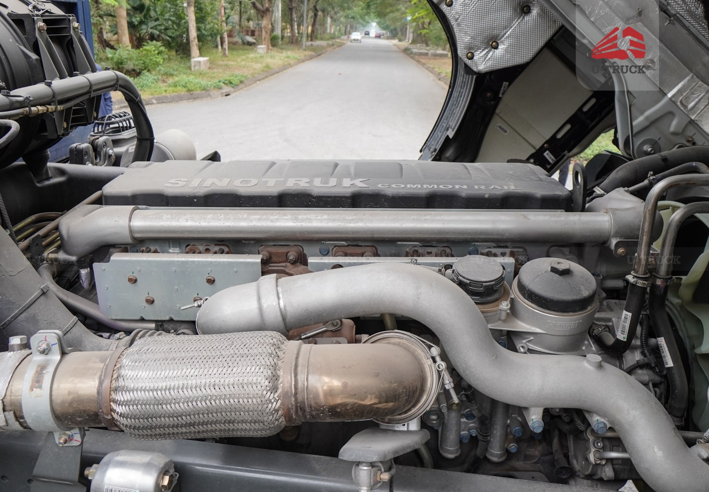 Xe tải thùng HOWO MAX 400 10×4 khung mui 9M7