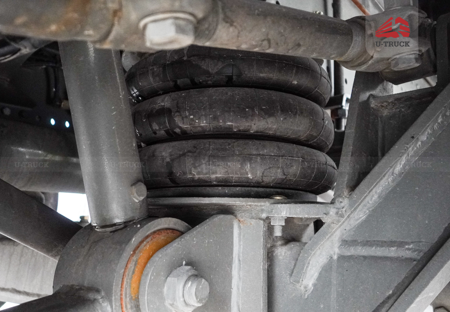 Xe tải thùng HOWO MAX 400 10×4 khung mui 9M7