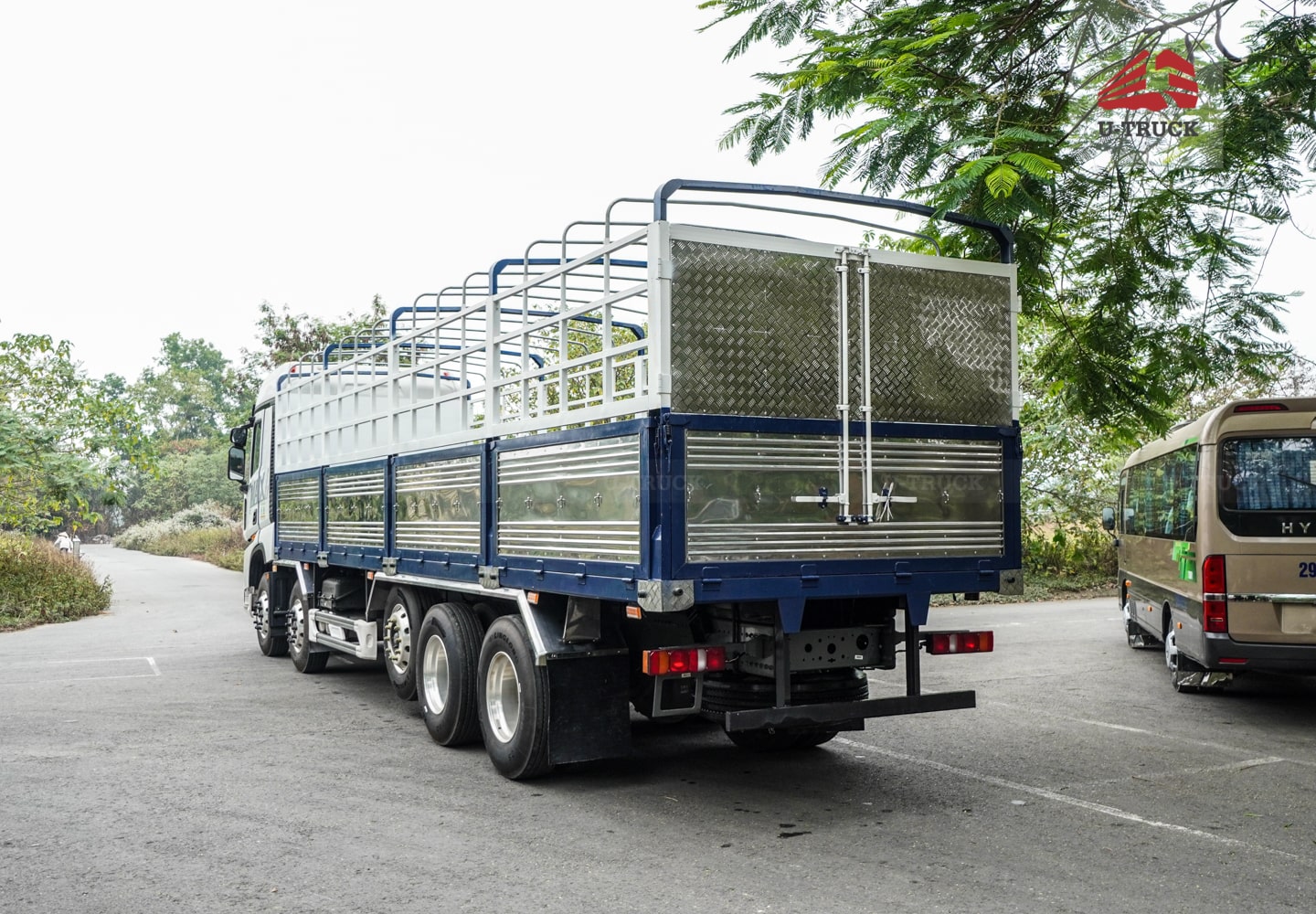 Xe tải thùng HOWO MAX 400 10×4 khung mui 9M7