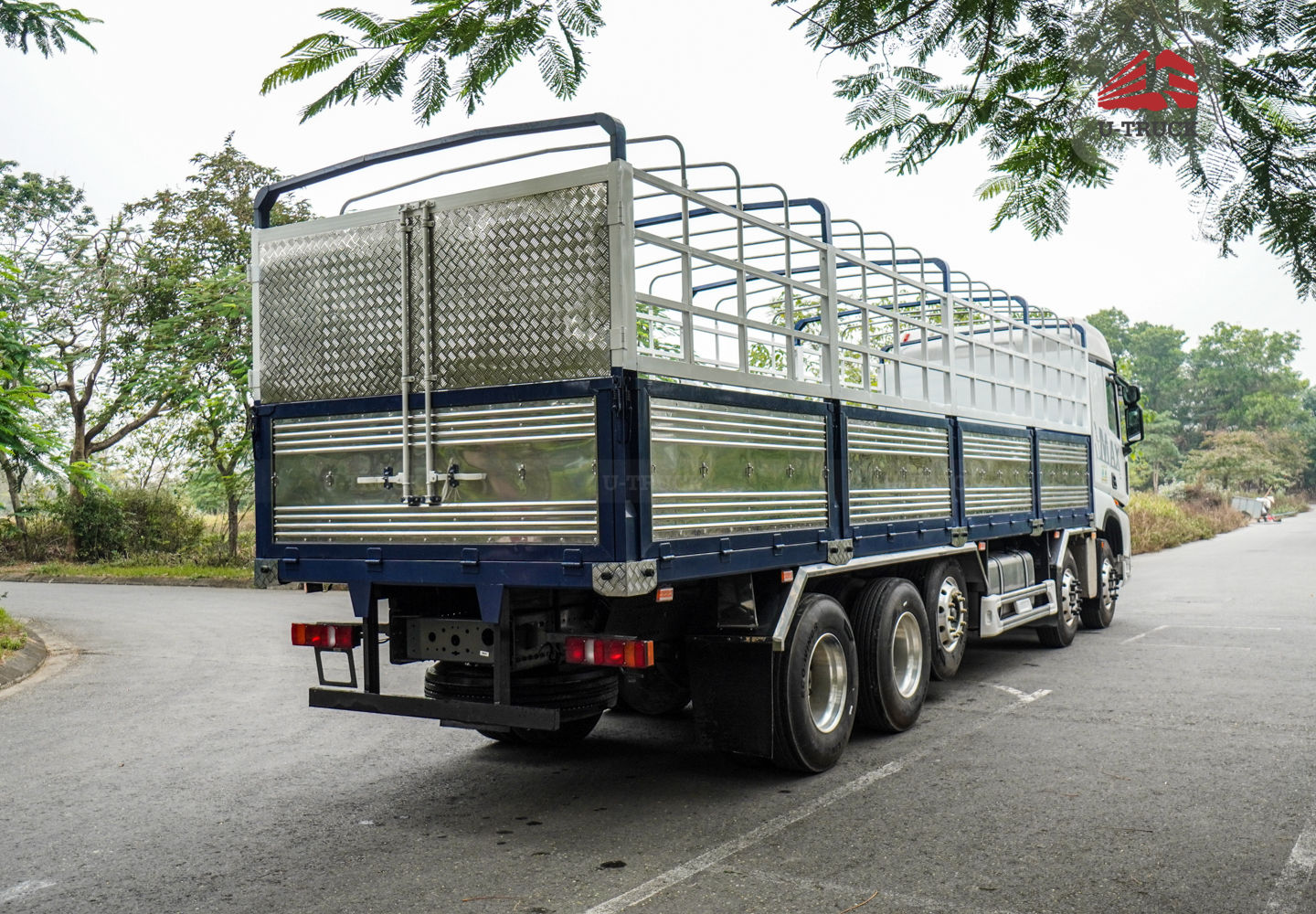 Xe tải thùng HOWO MAX 400 10×4 khung mui 9M7