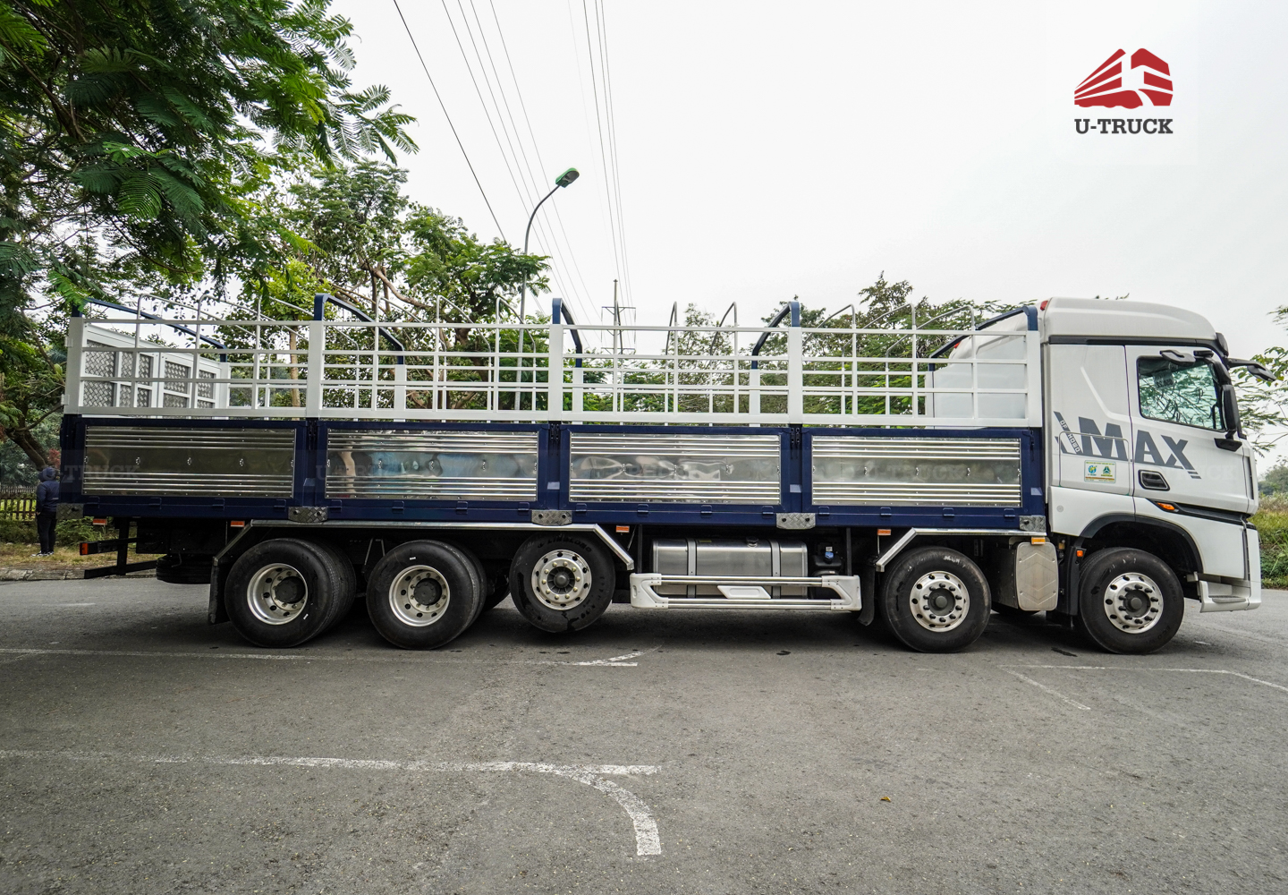 Xe tải thùng HOWO MAX 400 10×4 khung mui 9M7