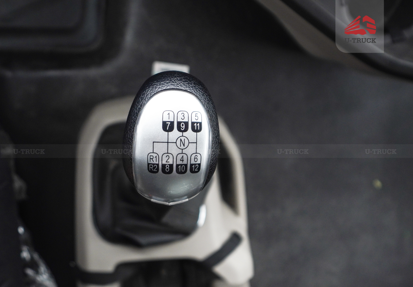 Xe tải thùng HOWO MAX 400 10×4 khung mui 9M7