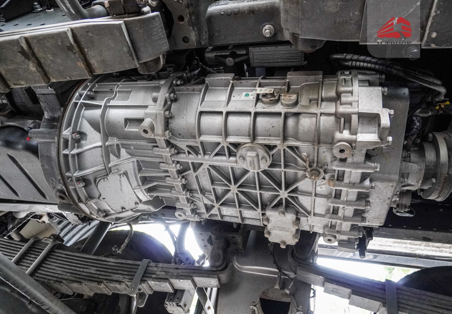 Tải thùng HOWO MAX 400 8×4 khung mui 9M7