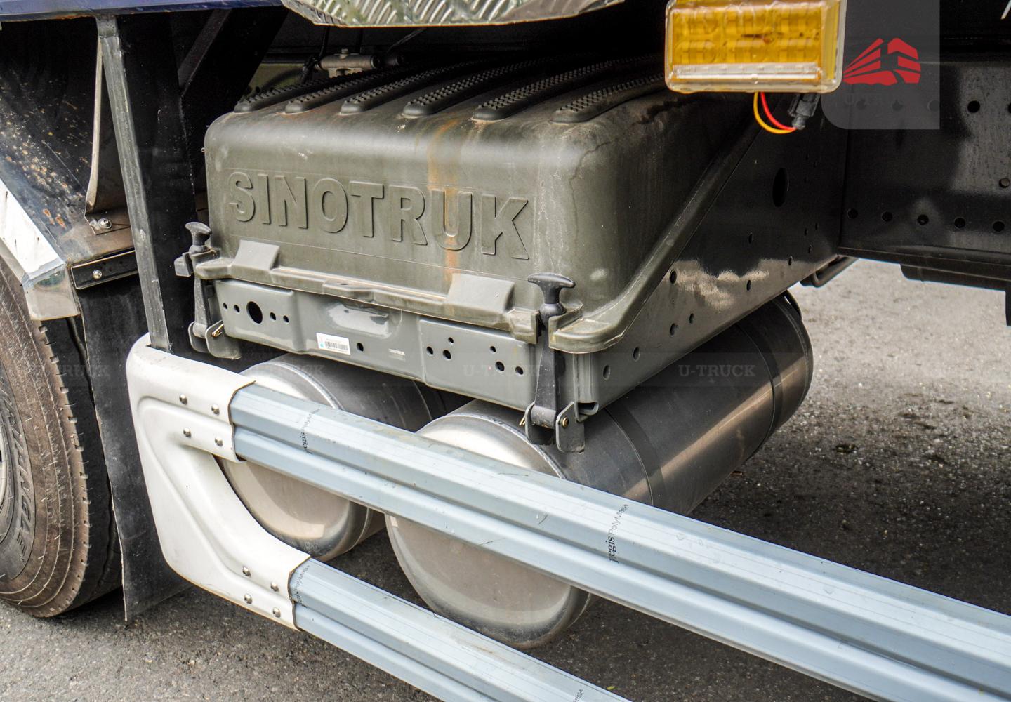 Tải thùng HOWO MAX 400 8×4 khung mui 9M7