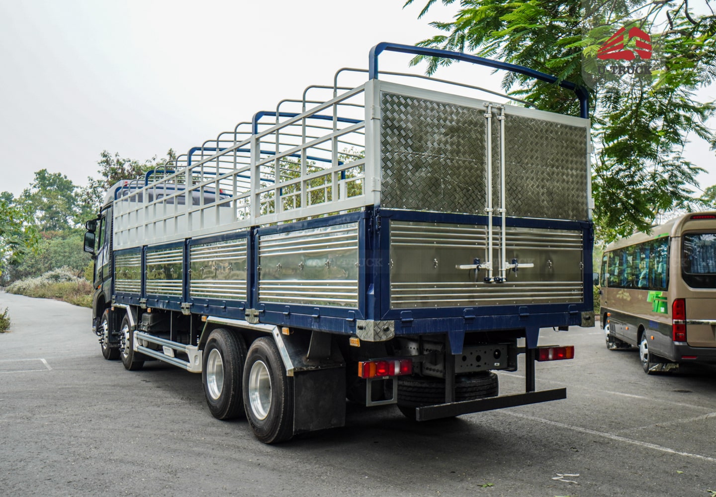 Tải thùng HOWO MAX 400 8×4 khung mui 9M7