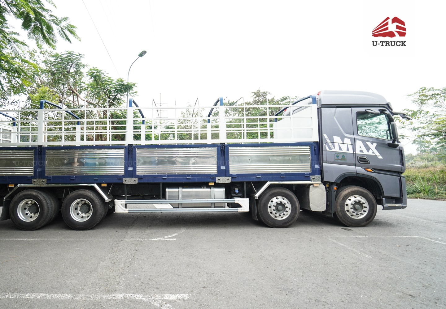 Tải thùng HOWO MAX 400 8×4 khung mui 9M7