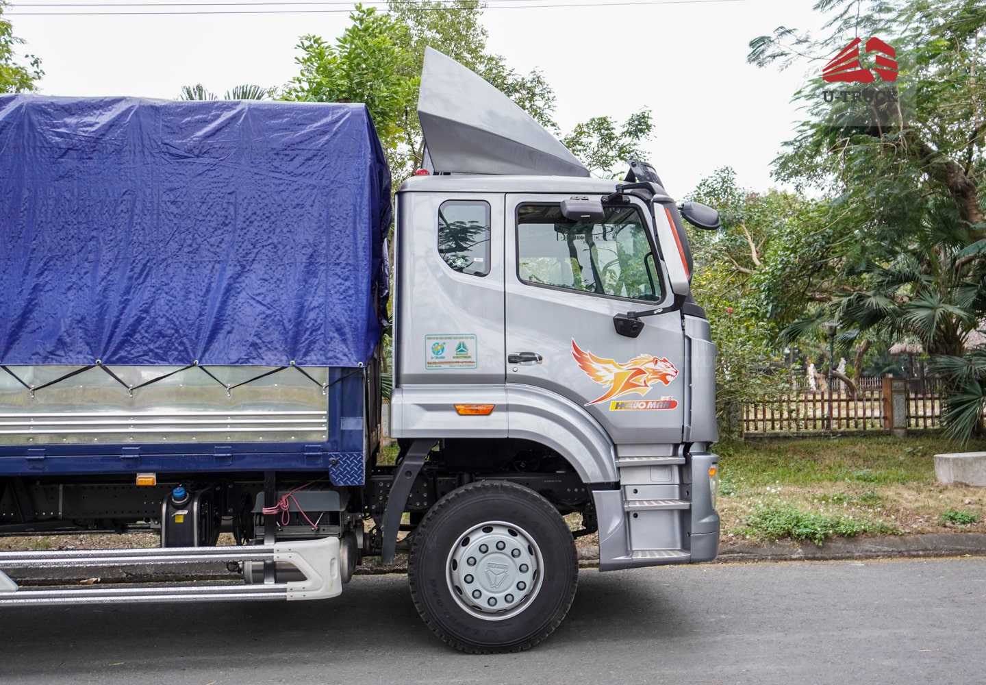 Xe tải thùng HOWO NX 4X2 khung mui 7M6 trục 6.000