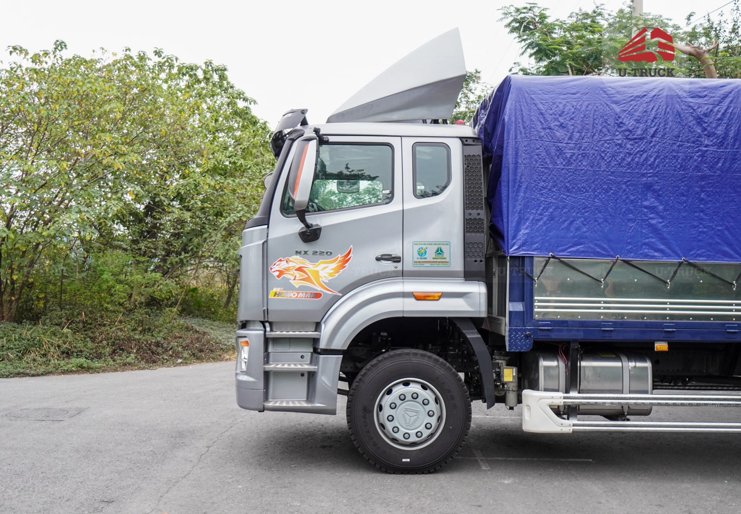 Xe tải thùng HOWO NX 4X2 khung mui 7M6 trục 6.000