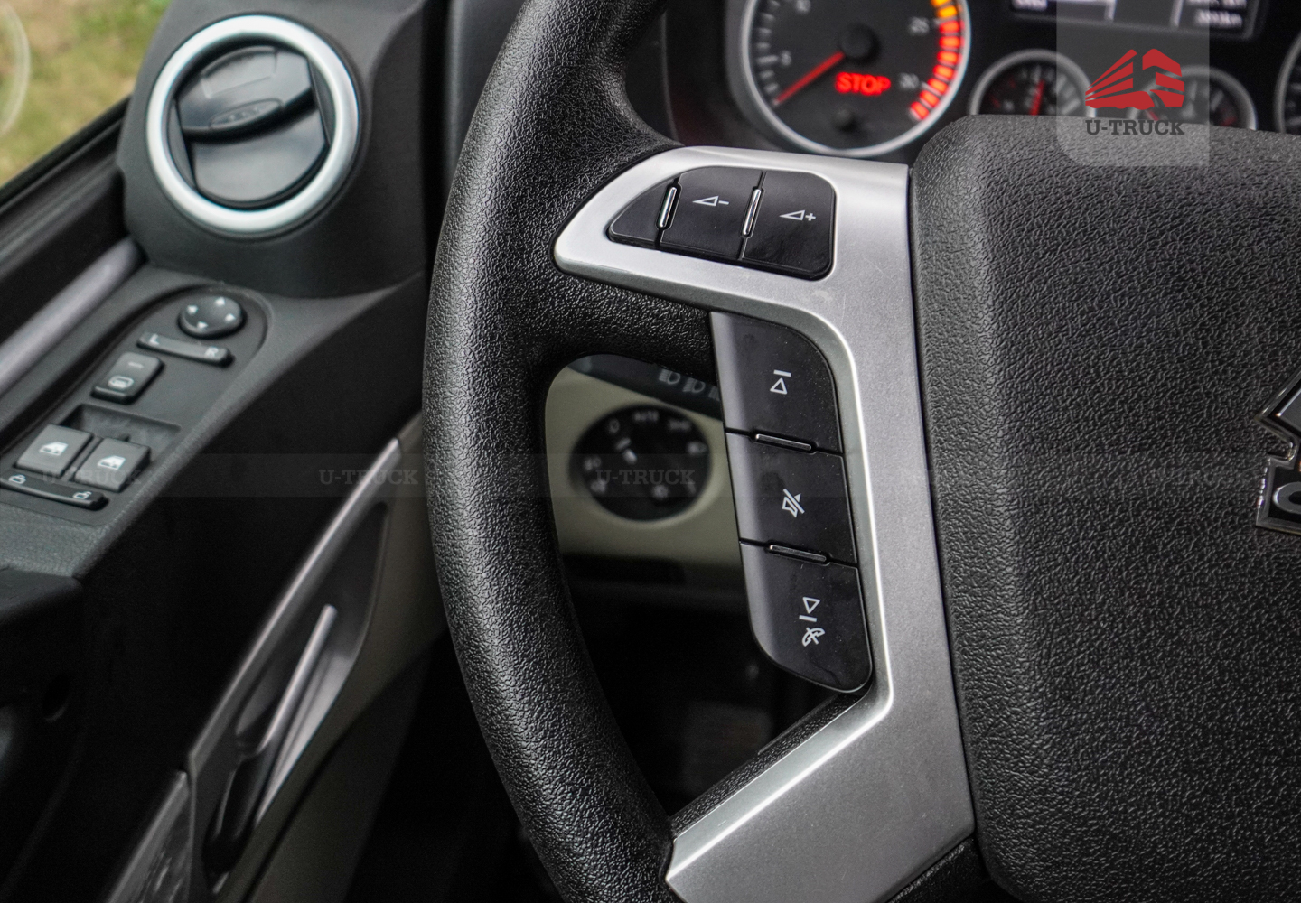 Xe tải thùng HOWO NX 4X2 khung mui 7M6 trục 6.000