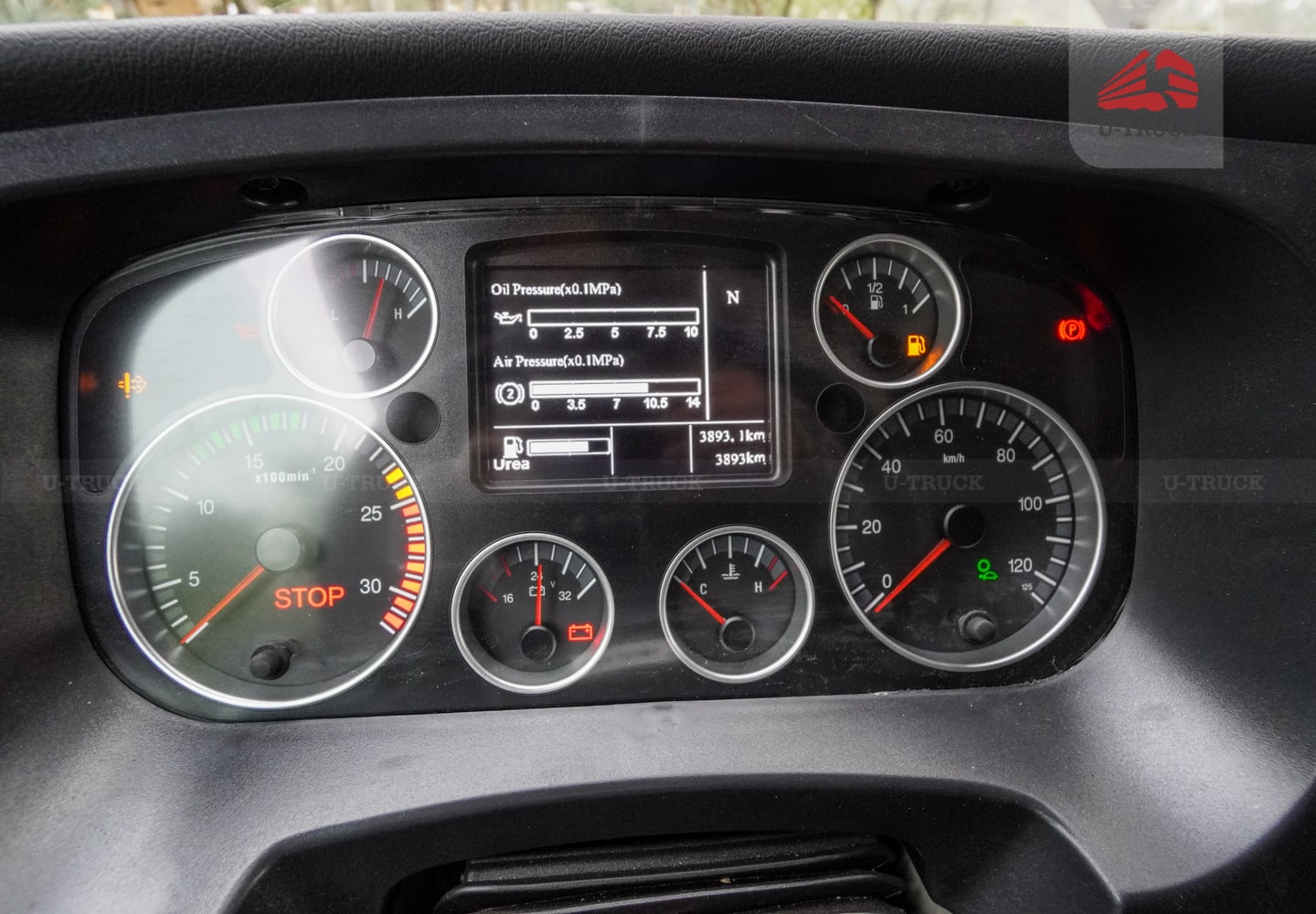 Xe tải thùng HOWO NX 4X2 khung mui 7M6 trục 6.000