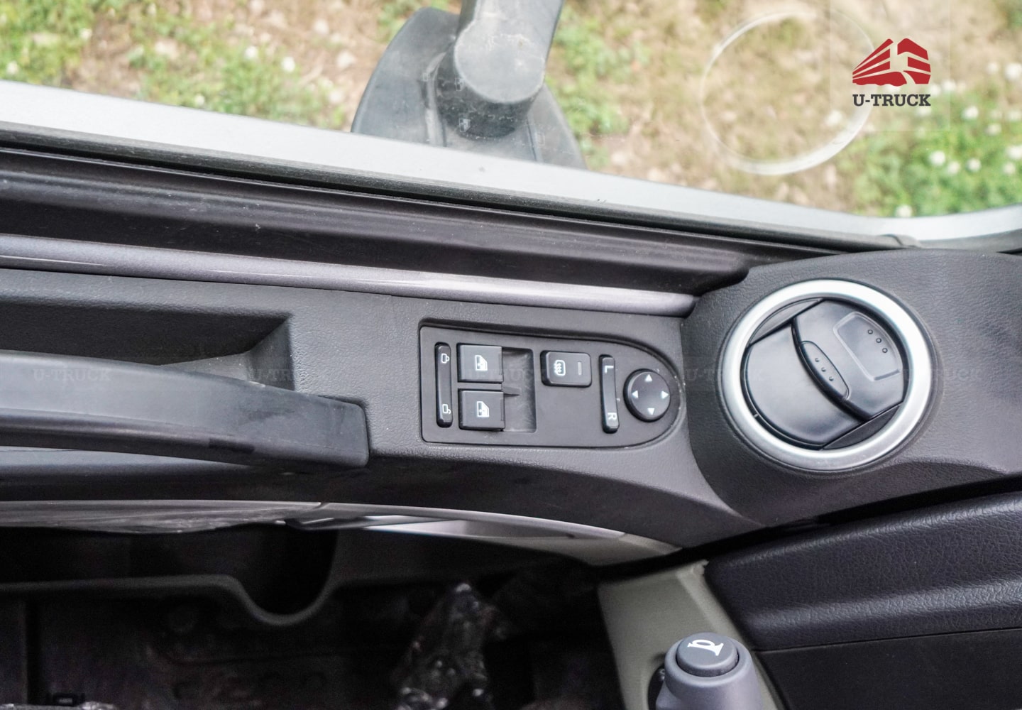 Xe tải thùng HOWO NX 4X2 khung mui 7M6 trục 6.000