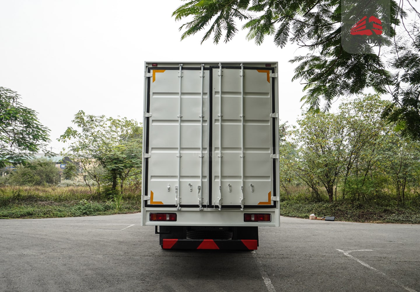 Xe tải thùng HOWO NX 4×2 thùng công pallet 3CH 9M8