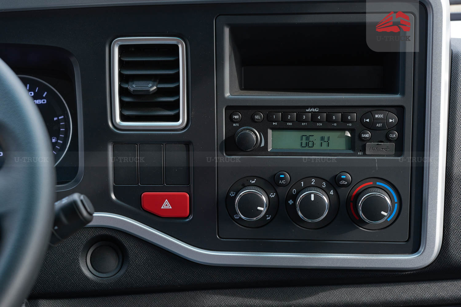 Xe tải JAC H360 E5 thùng trường lái