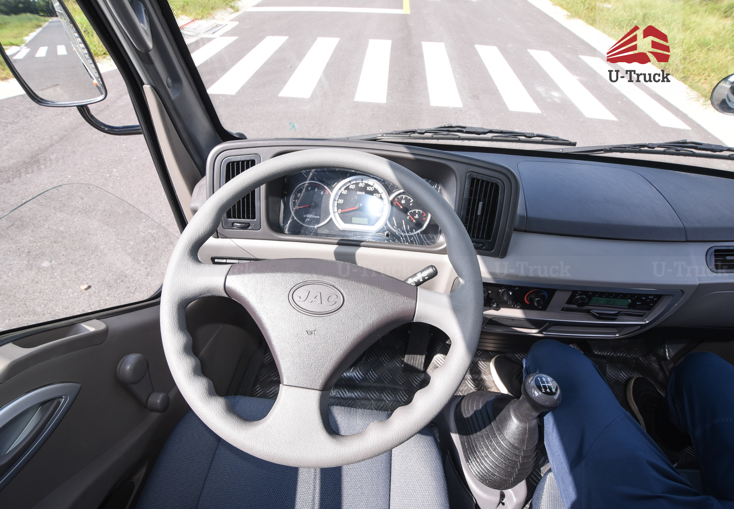 Xe tải JAC H360 Thùng trường lái 3T6