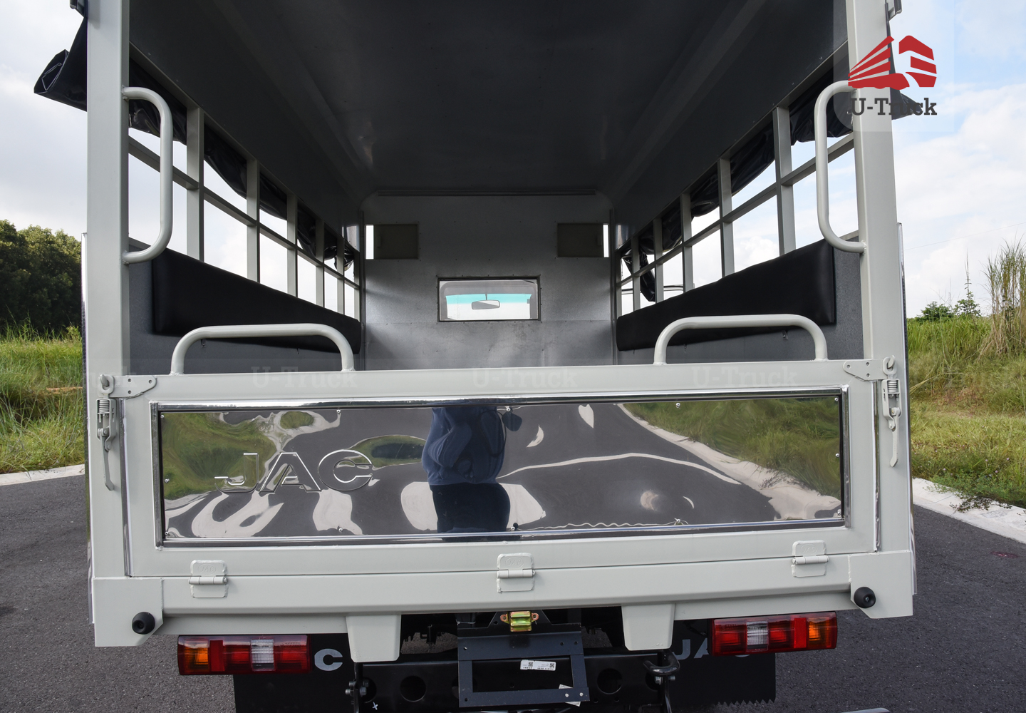 Xe tải JAC H360 Thùng trường lái 3T6