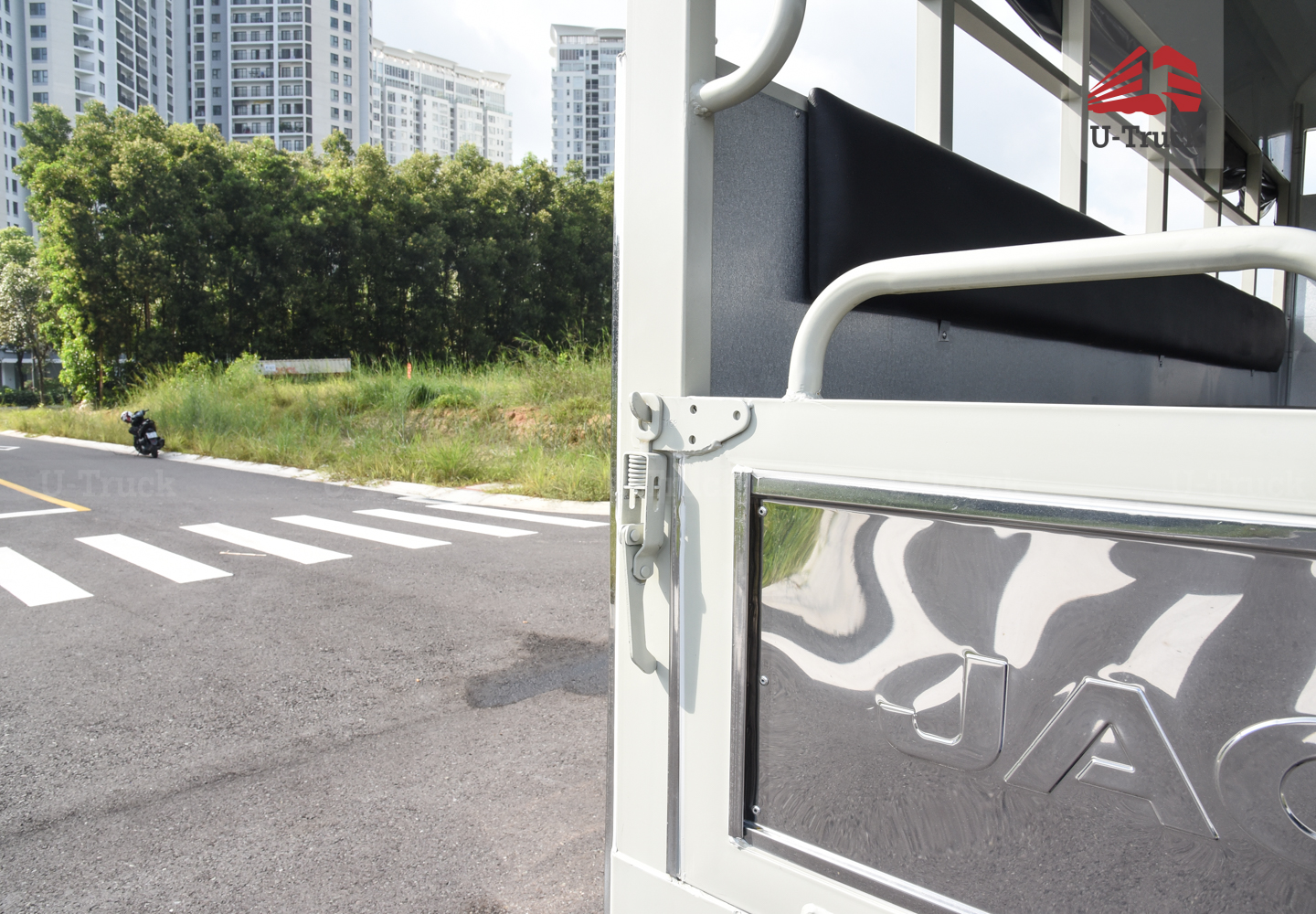 Xe tải JAC H360 Thùng trường lái 3T6