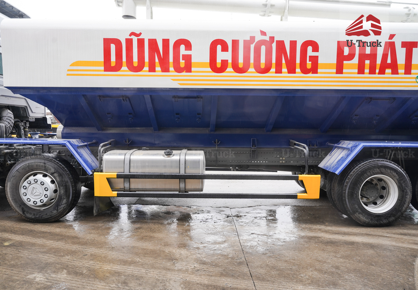 Xe xi téc HOWO NX 8×4 chở thức ăn chăn nuôi 26M3