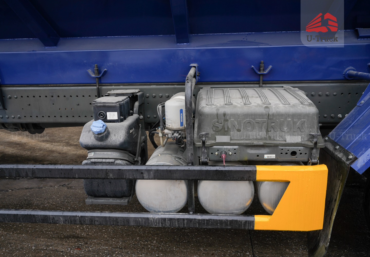 Xe xi téc HOWO NX 8×4 chở thức ăn chăn nuôi 26M3