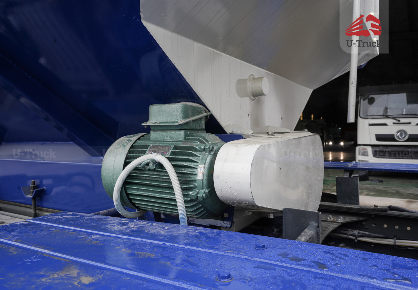 Xe xi téc HOWO NX 8×4 chở thức ăn chăn nuôi 26M3