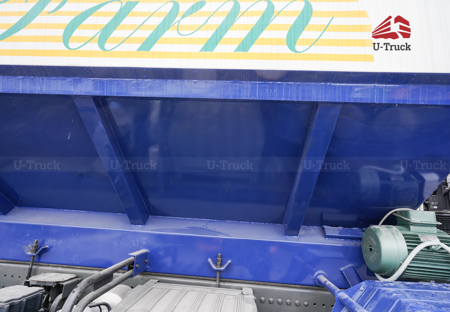 Xe xi téc HOWO NX 8×4 chở thức ăn chăn nuôi 26M3