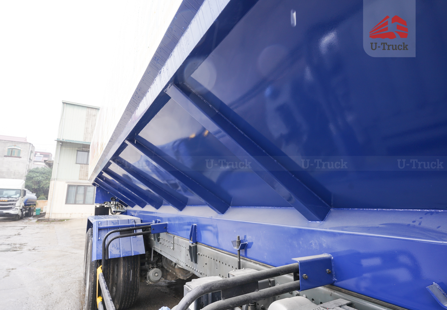 Xe xi téc HOWO NX 8×4 chở thức ăn chăn nuôi 26M3