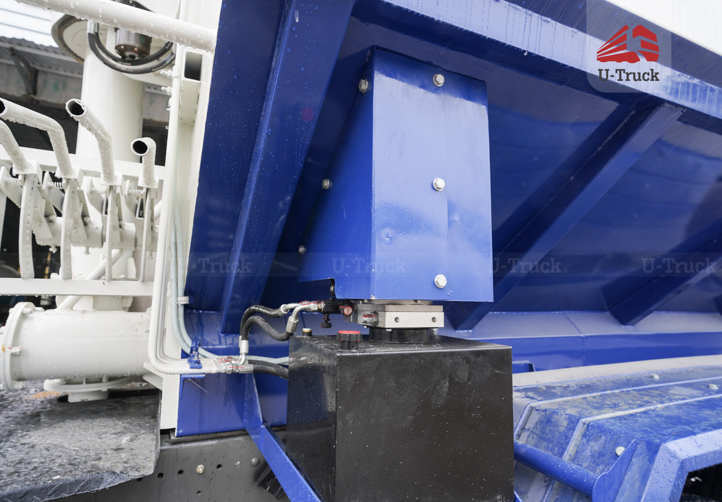 Xe xi téc HOWO NX 8×4 chở thức ăn chăn nuôi 26M3