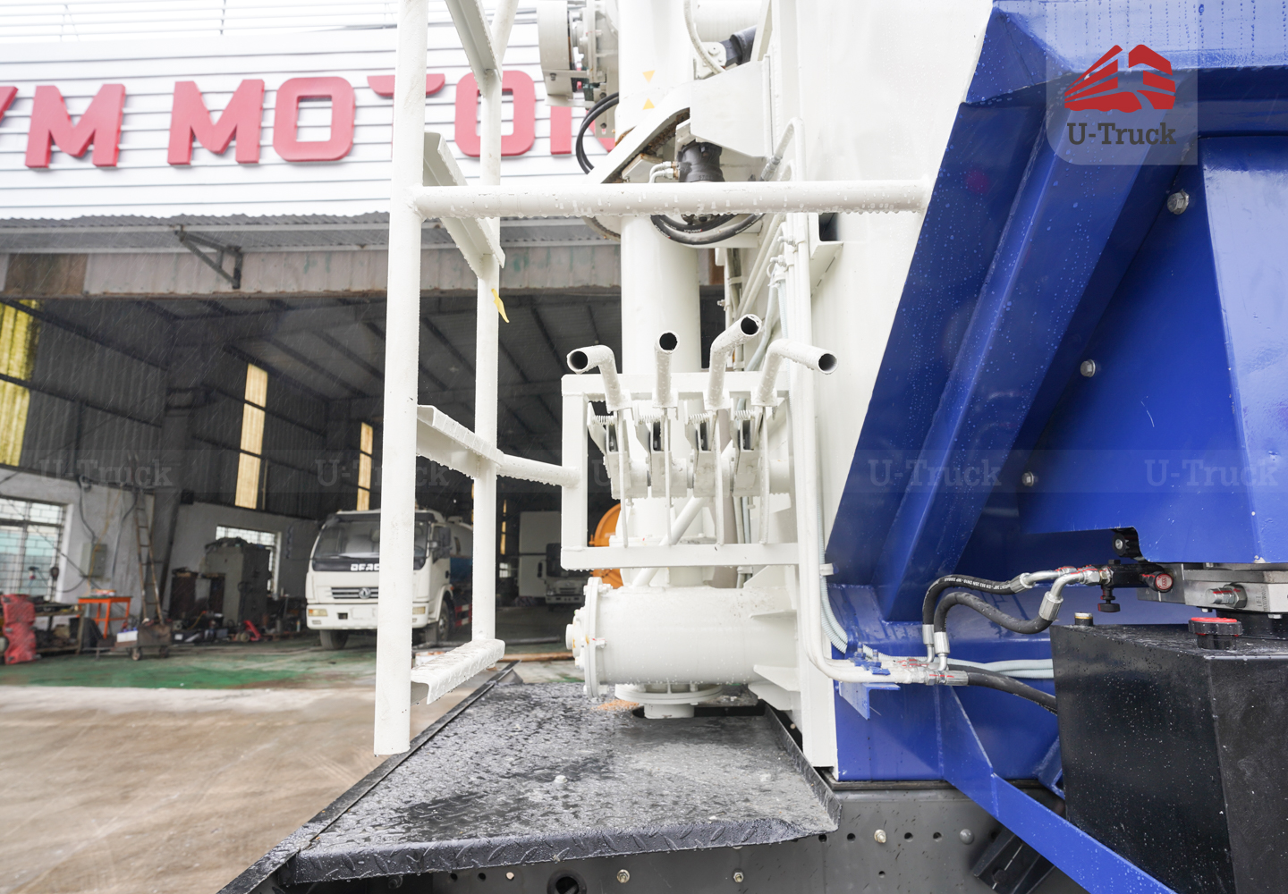 Xe xi téc HOWO NX 8×4 chở thức ăn chăn nuôi 26M3