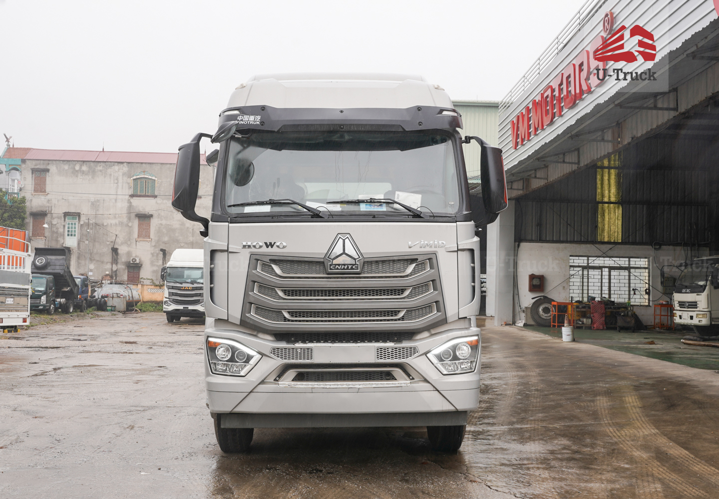 Xe xi téc HOWO NX 8×4 chở thức ăn chăn nuôi 26M3