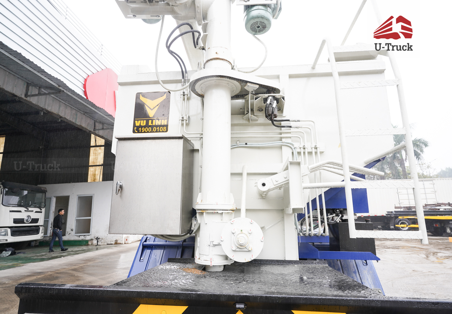 Xe xi téc HOWO NX 8×4 chở thức ăn chăn nuôi 26M3