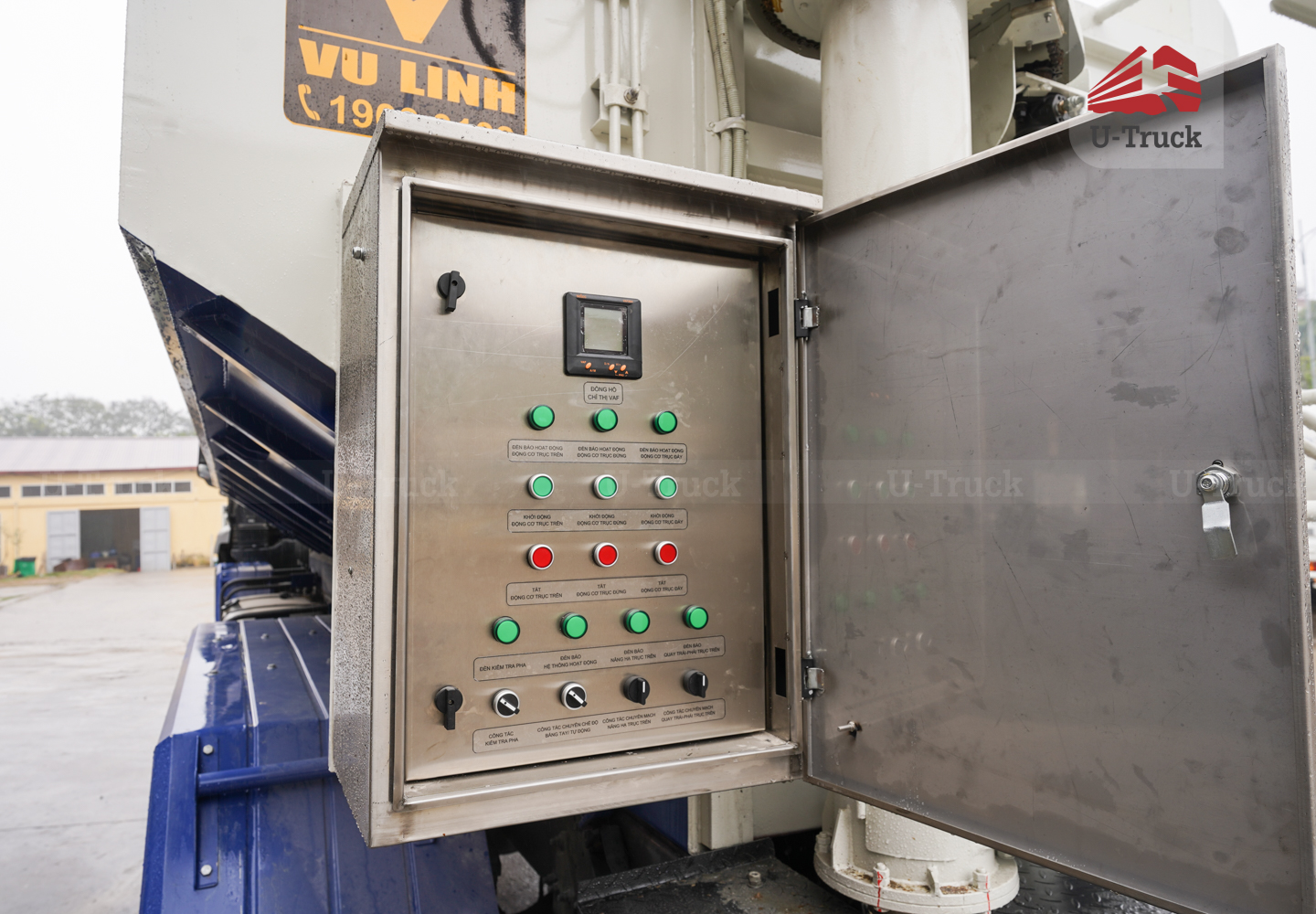 Xe xi téc HOWO NX 8×4 chở thức ăn chăn nuôi 26M3