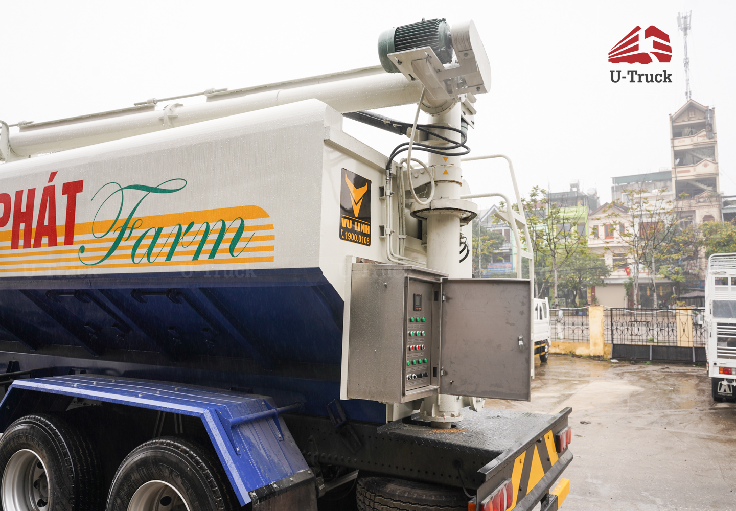 Xe xi téc HOWO NX 8×4 chở thức ăn chăn nuôi 26M3