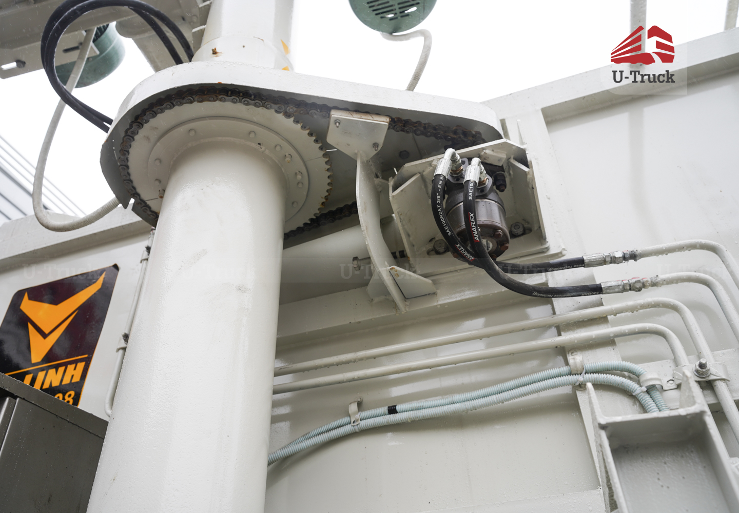 Xe xi téc HOWO NX 8×4 chở thức ăn chăn nuôi 26M3