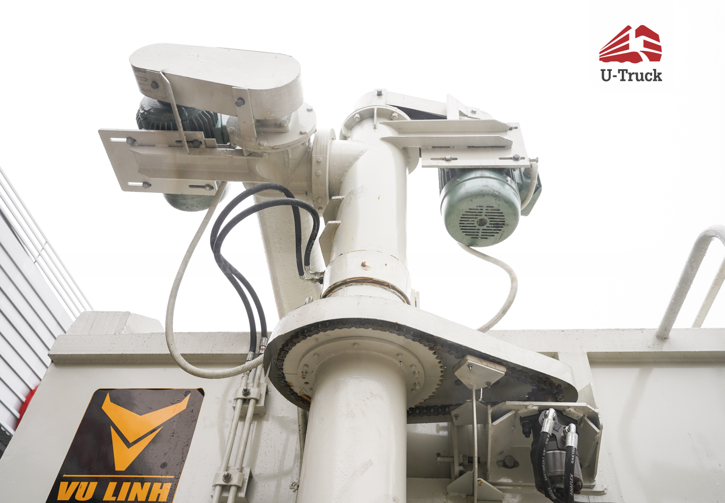 Xe xi téc HOWO NX 8×4 chở thức ăn chăn nuôi 26M3